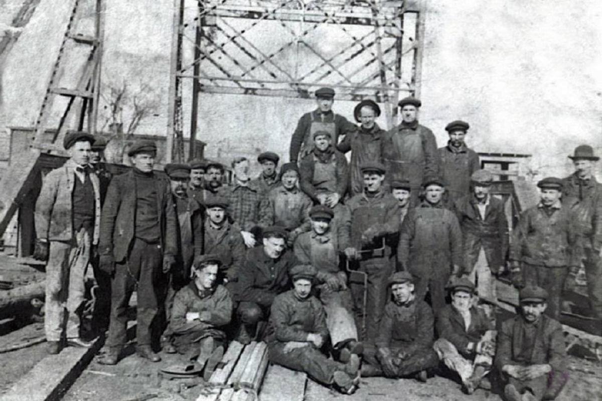 The building of 8th St. Bridge